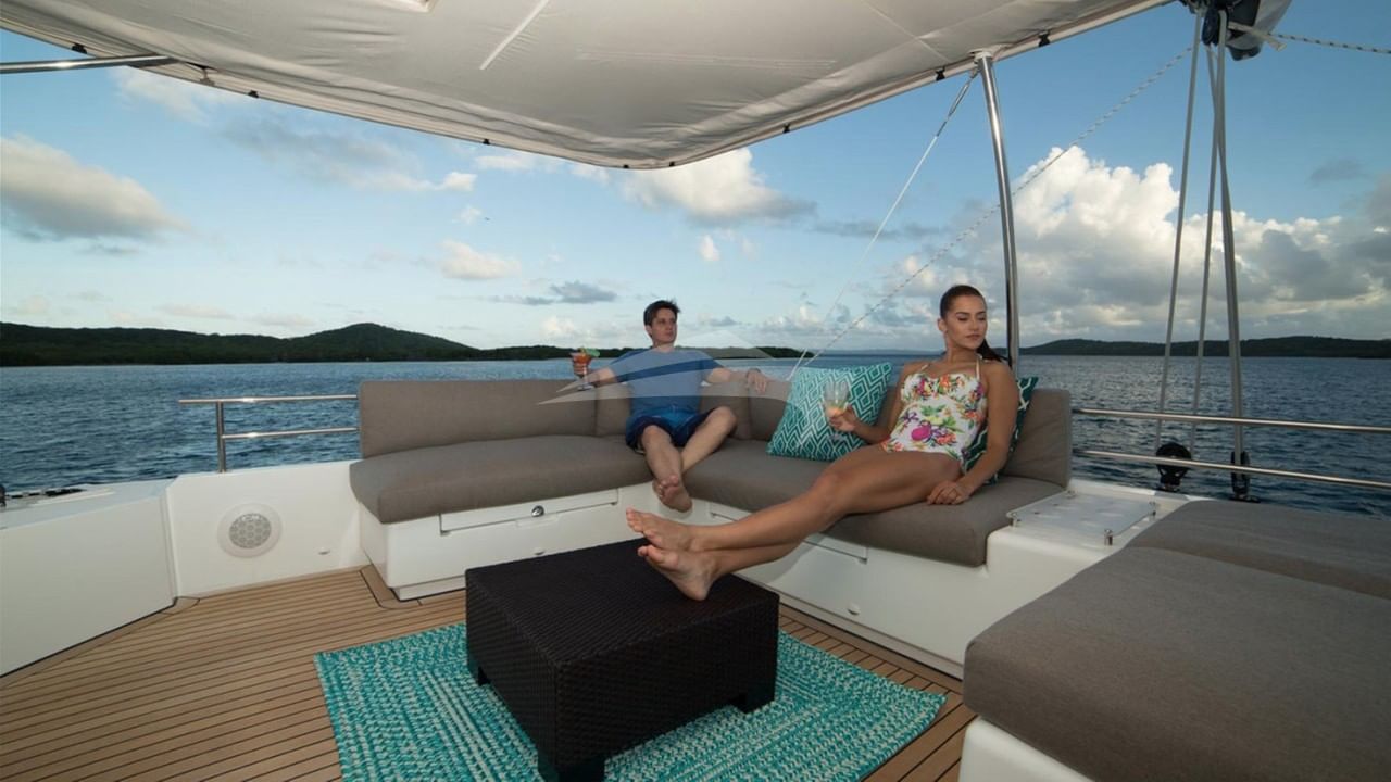 Teh Flybridge - The top deck with the fabulous vie