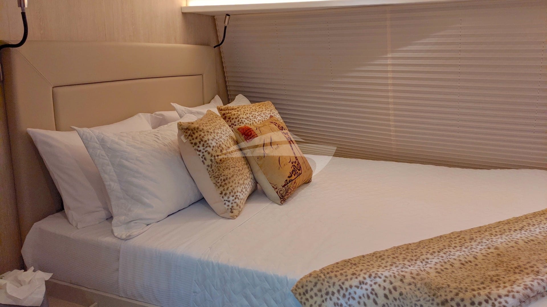 Master main deck queen suite