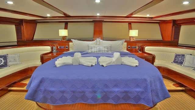 PERFORMANCE FEE yacht charter photo 4