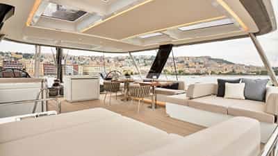 Kajikia flybridge