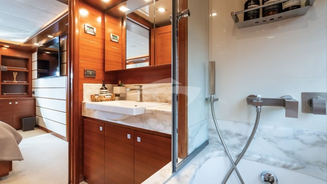 VIP en suite with shower and bath