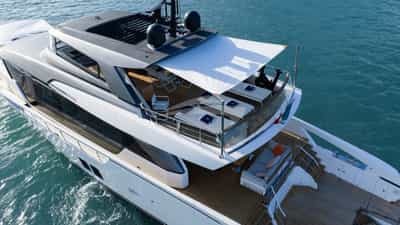 Bridgedeck aft retractable awnings