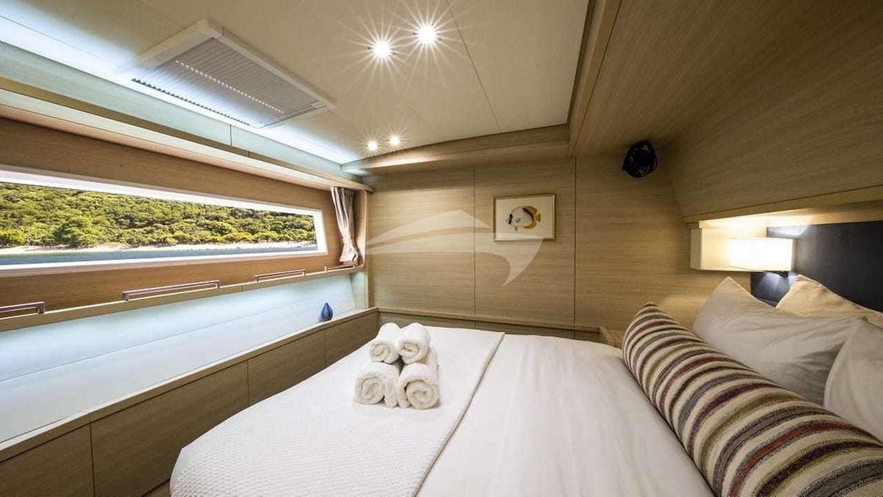 Each of the 5 guest cabins feature queen size beds and en suite bathrooms.