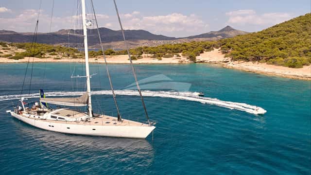 AIZU yacht charter photo 4