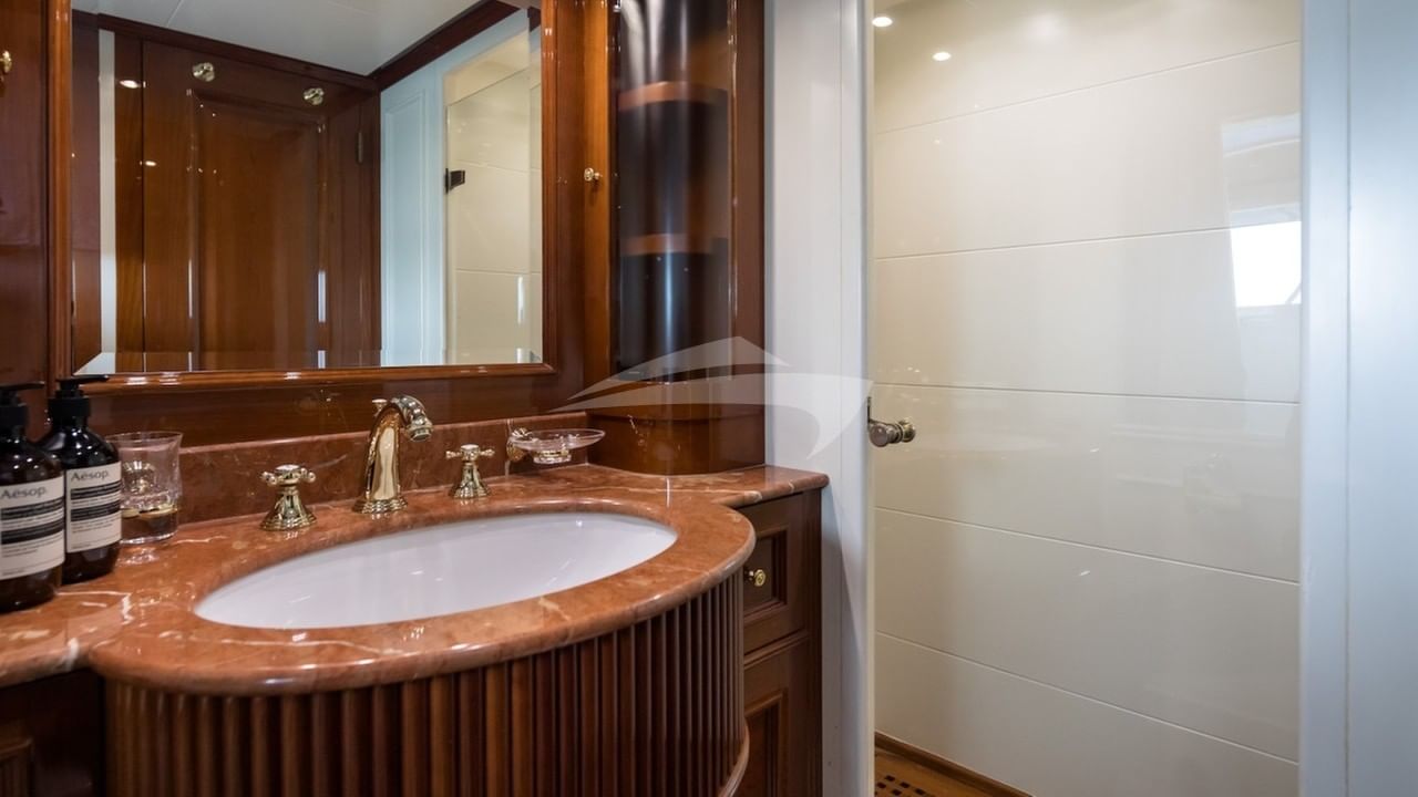Twin staterooms are en suite with shower