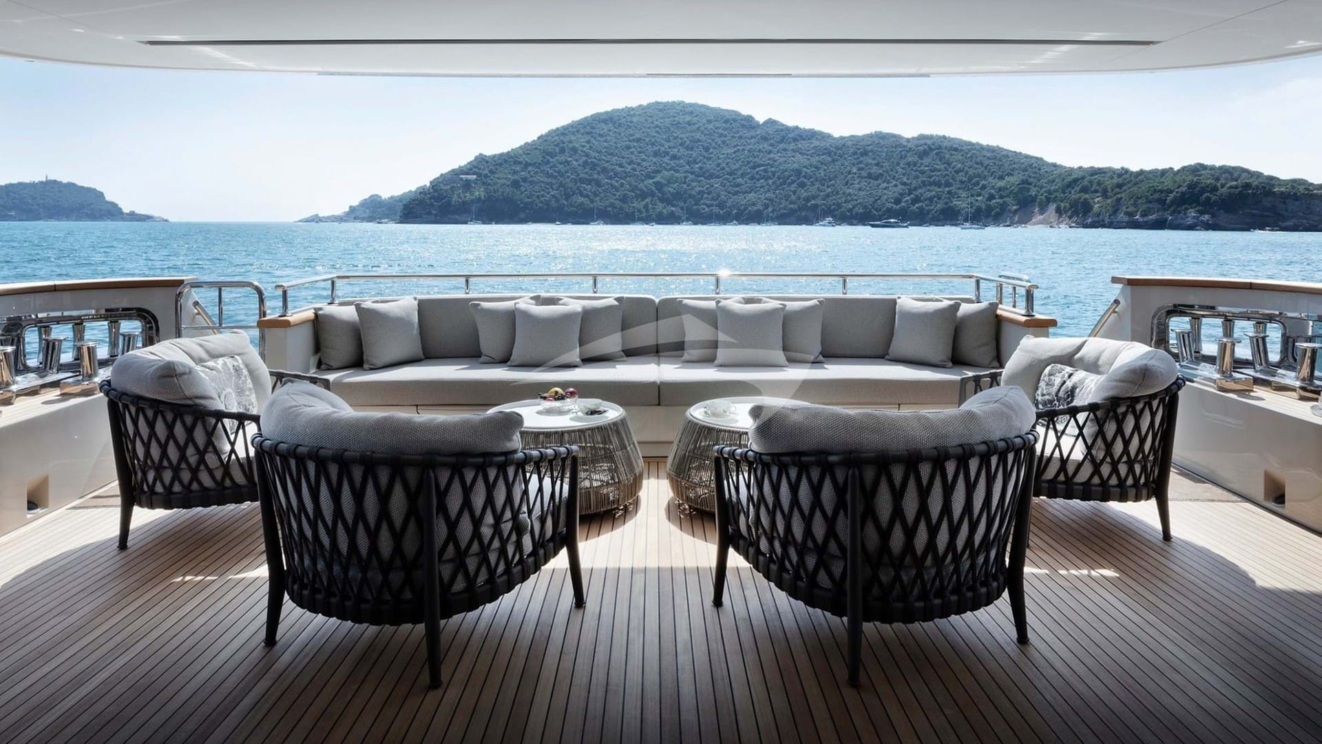 Main deck aft lounging