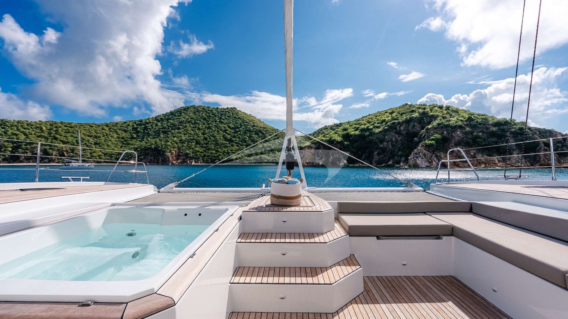 Bow seating and jacuzzi