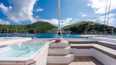 Bow seating and jacuzzi