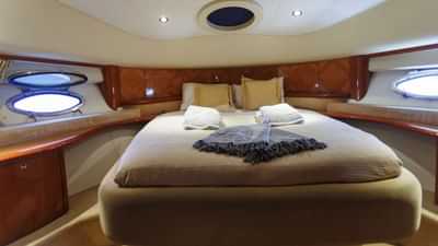 Forward VIP cabin with ensuite facilities