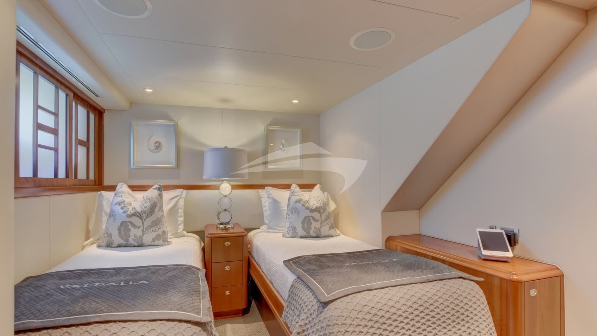 Twin stateroom ( converts to Queen)