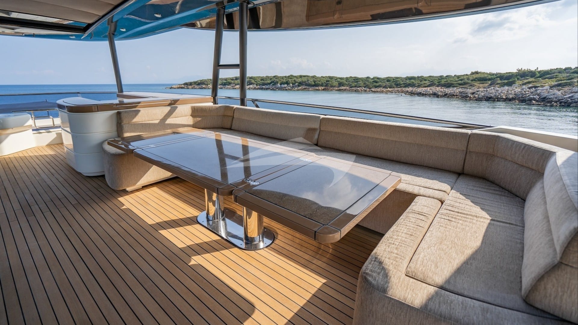 Sundeck aft seating