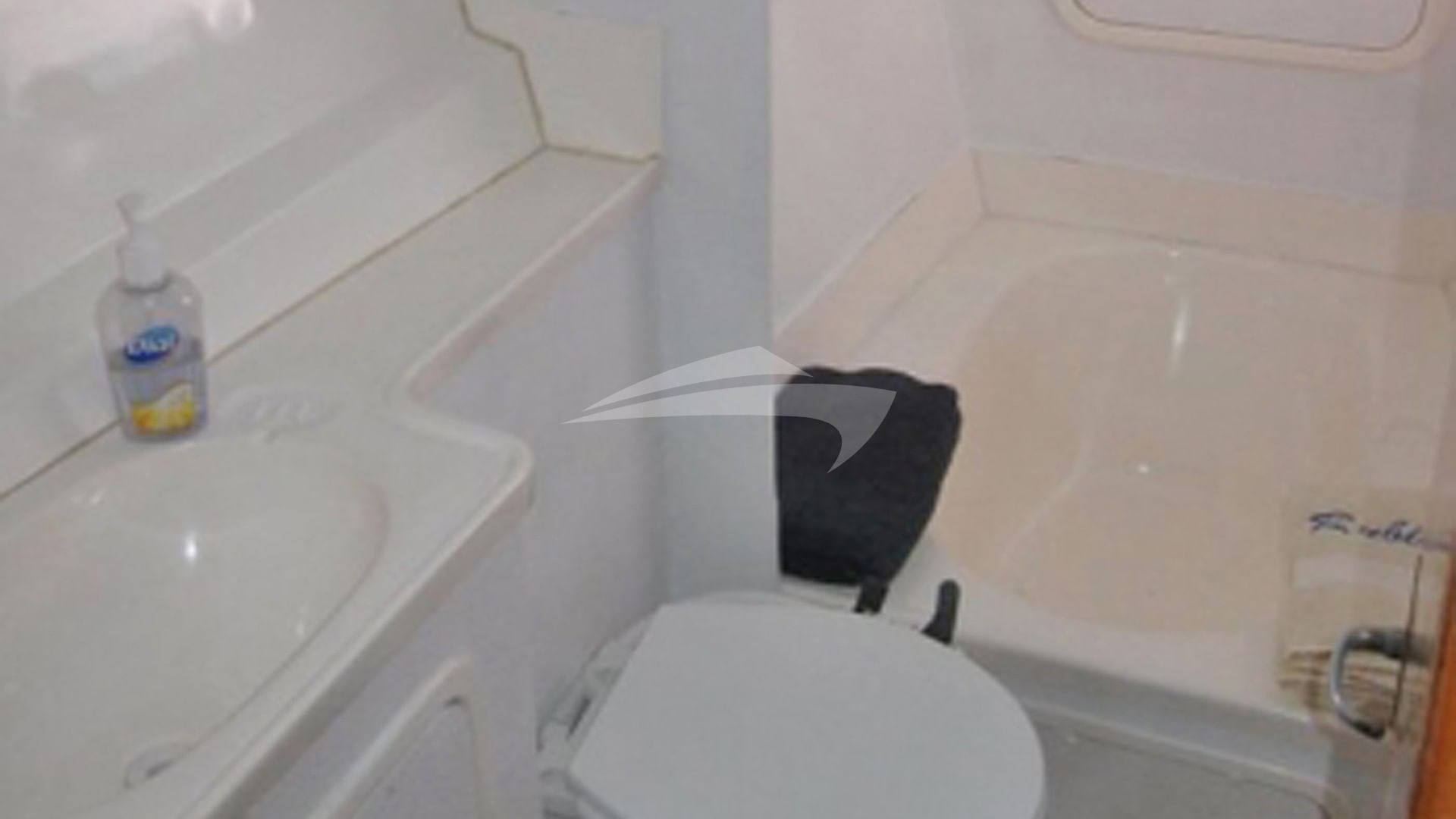 Bathroom + tub/shower