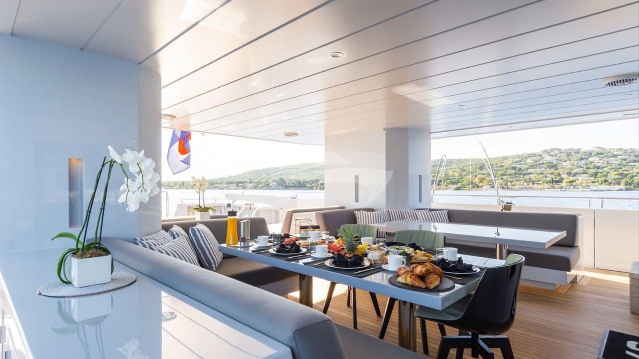 Main deck alfresco dining