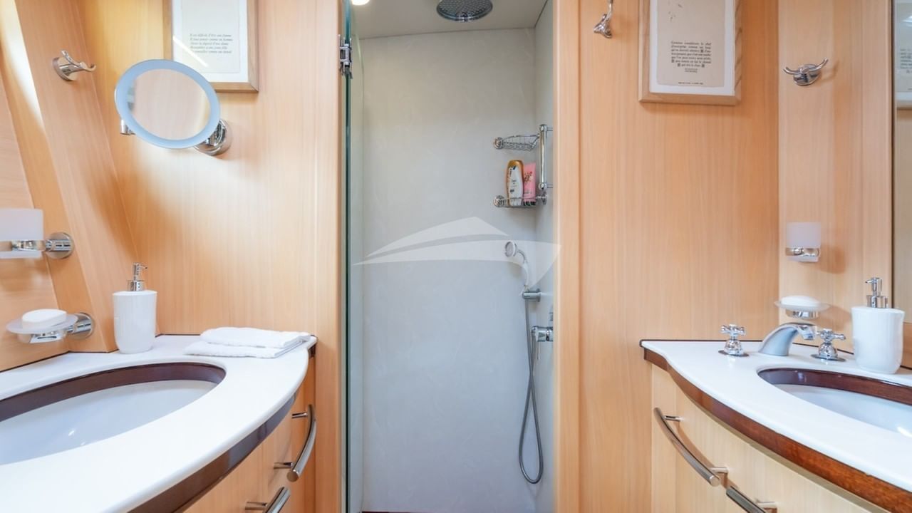 Master en suite with his and her sinks