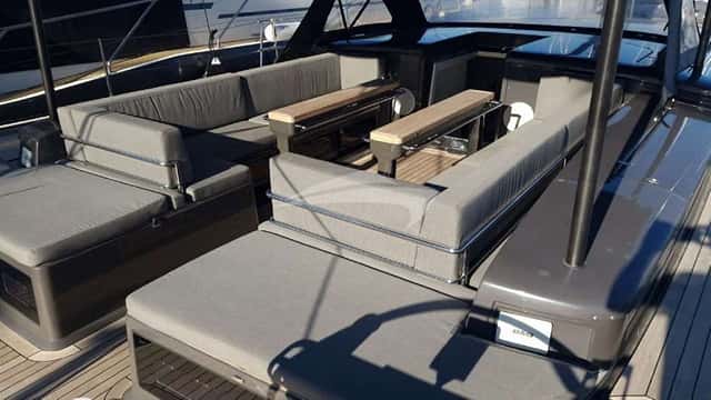 YKNOT yacht charter photo 4