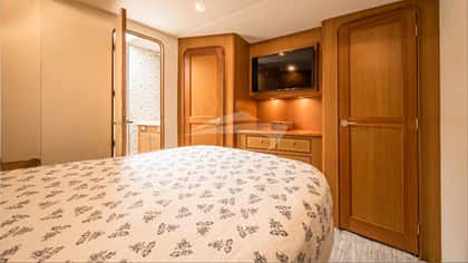 BUSINESS CALLS 19m motor yacht charter, photo 13
