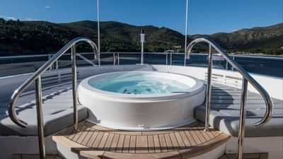 Deck Jacuzzi