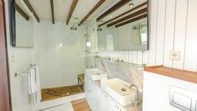 MASTER ROOM BATHROOM