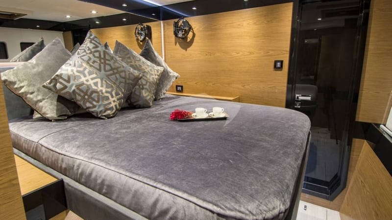 Queen guest cabin