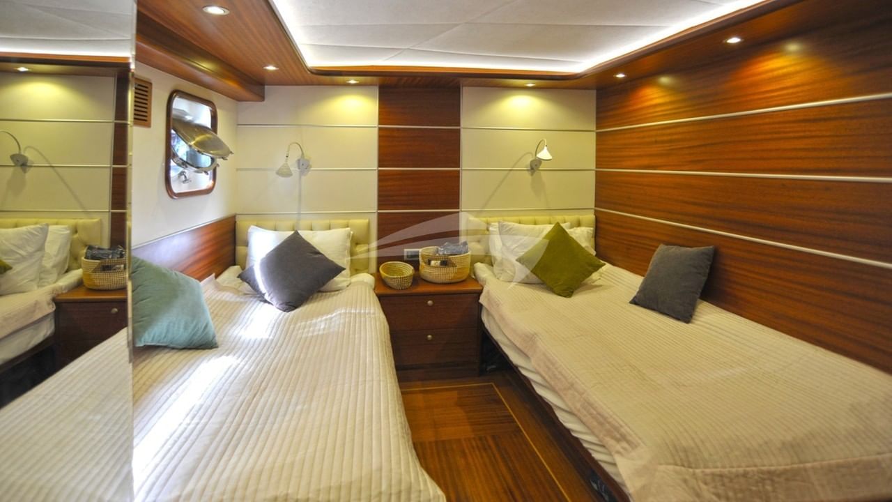 Aft twin cabin