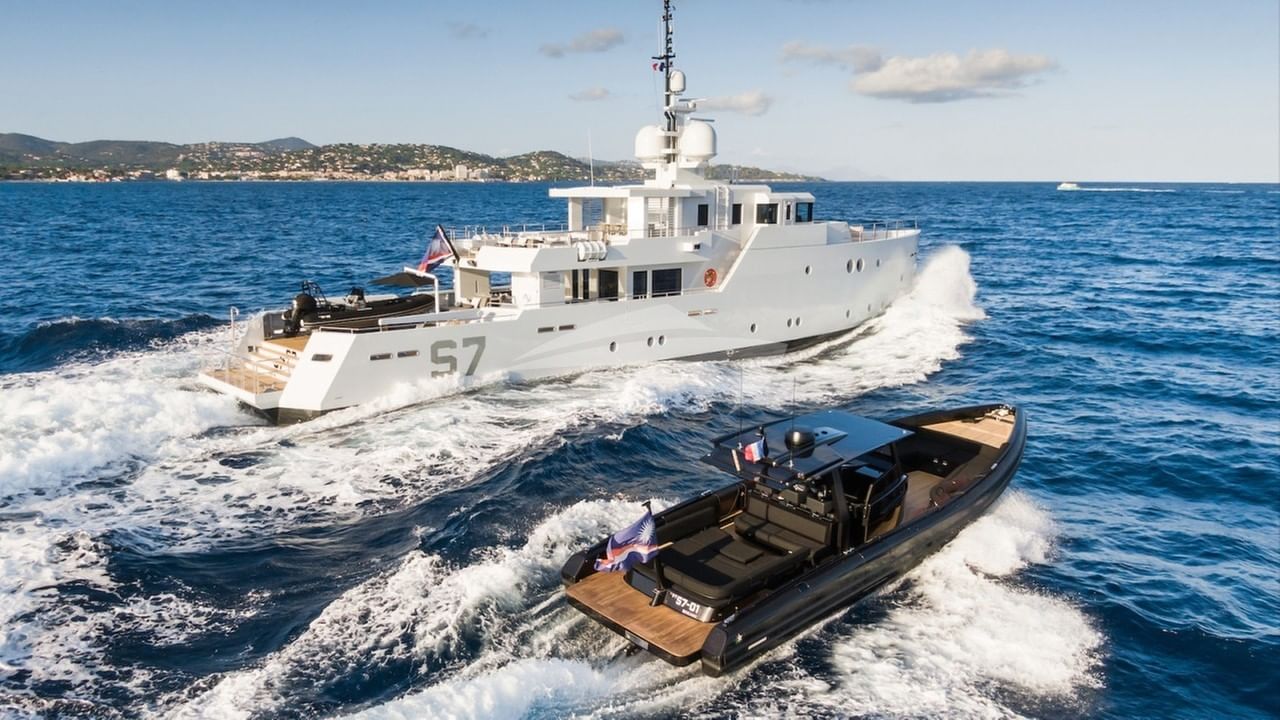 Chase boat alongside