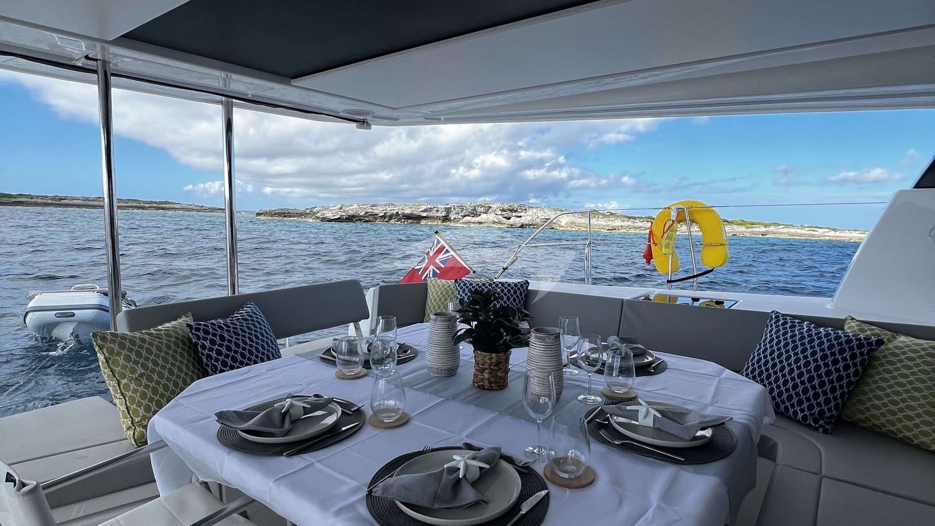 Cockpit/aft dining area