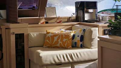 Saloon forward seat