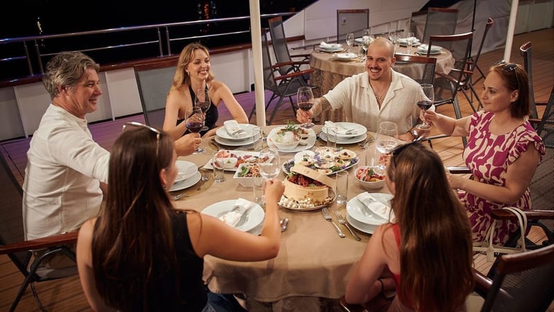 QUEEN ELEGANZA Dinner time