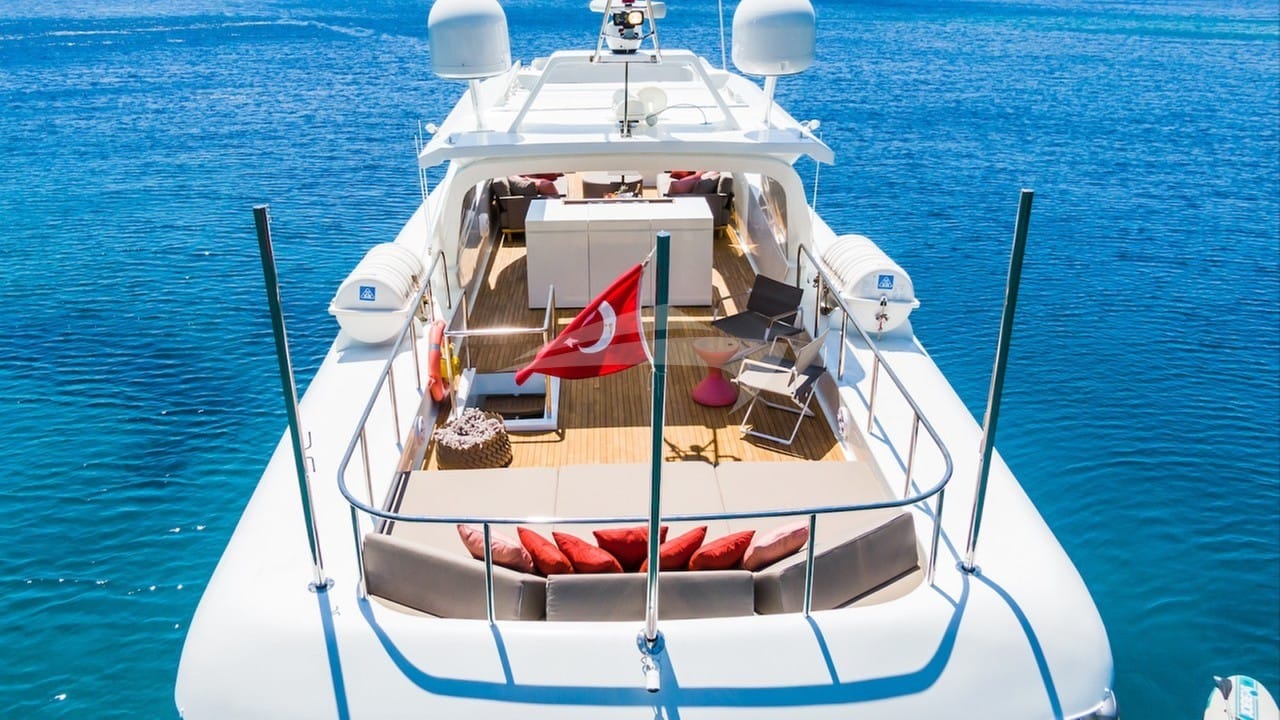 Flybridge aft sun loungers