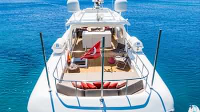 Flybridge aft sun loungers