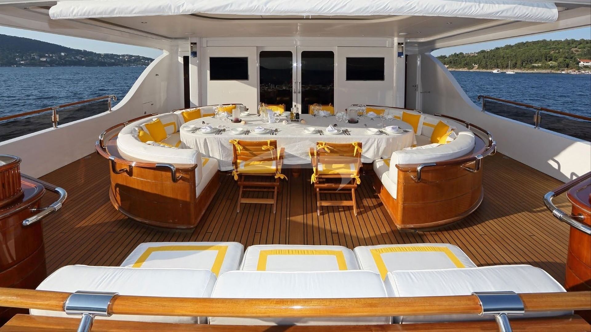 Aft deck seating