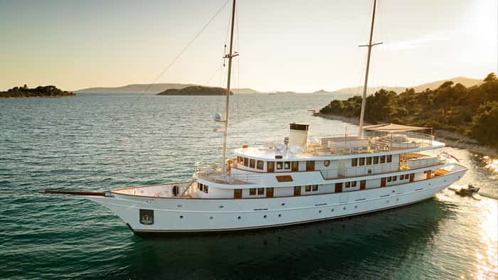 BELLEZZA 52m motor yacht charter, photo 3