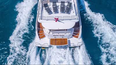 Stern sundeck and transoms
