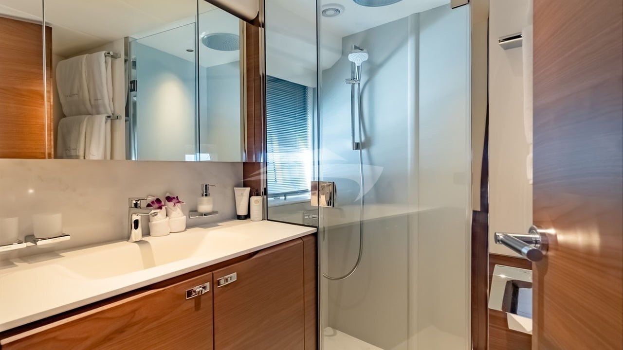 Guest double cabin bathroom