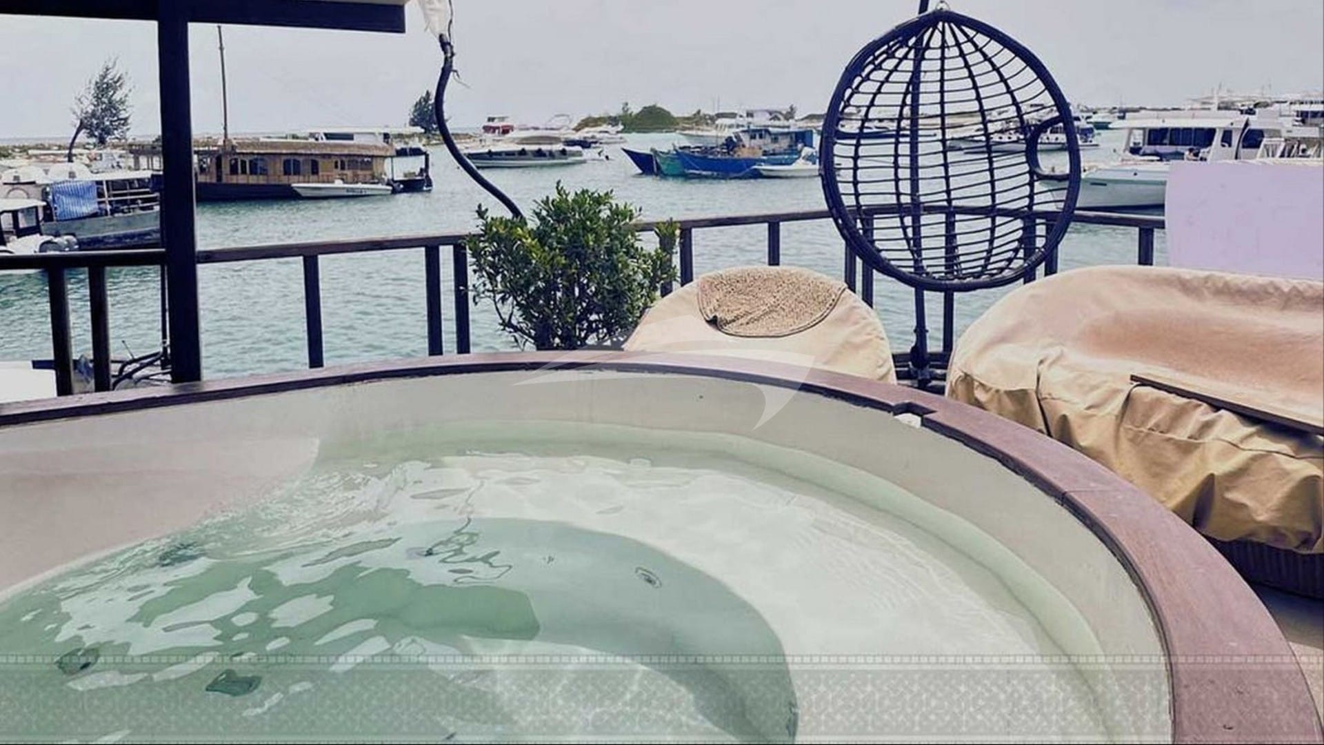 Deck Jacuzzi