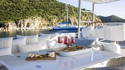 Wine and dine with a view on the stylish flydeck