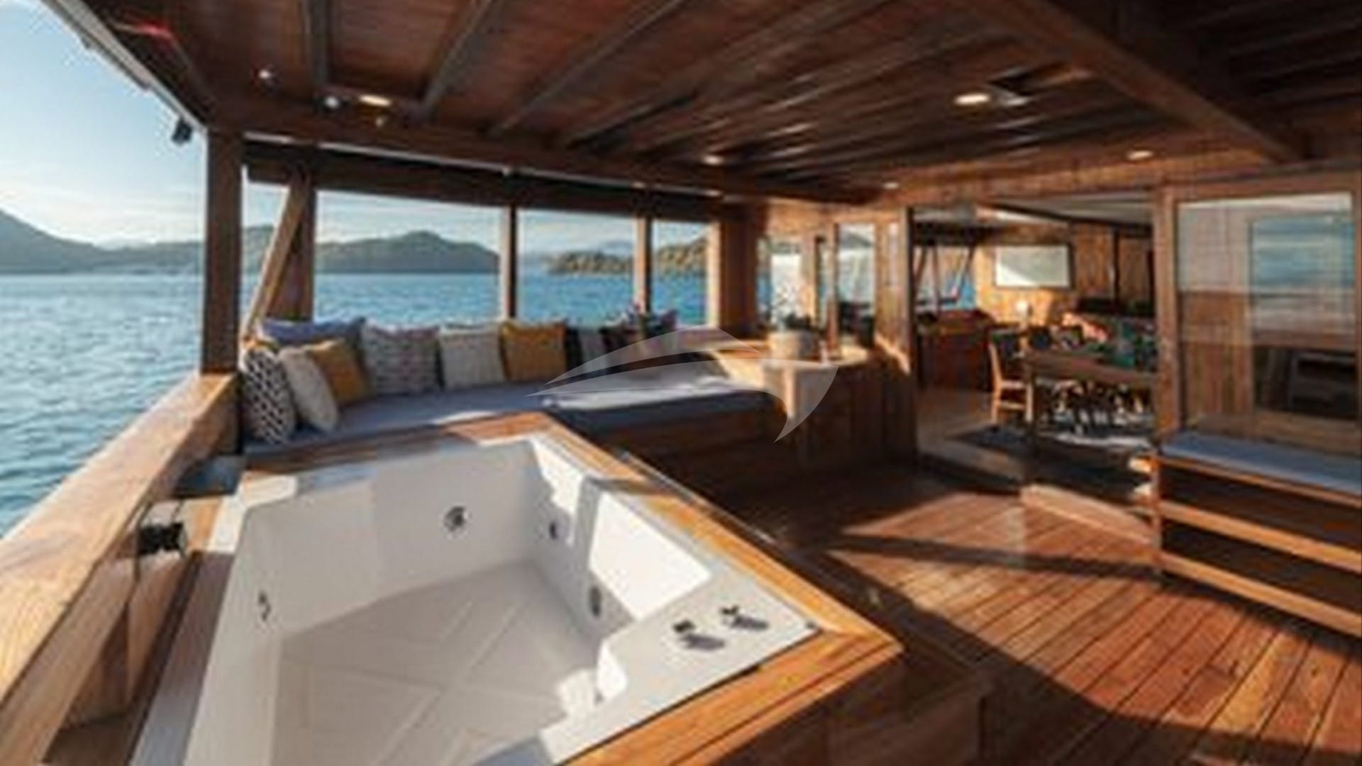 Deck Jacuzzi