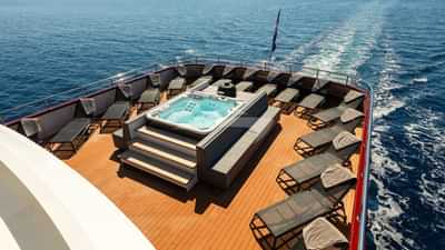 Deck Jacuzzi and Sun Loungers - Sundeck Stern 2