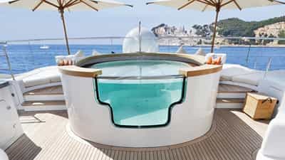 Deck Jacuzzi