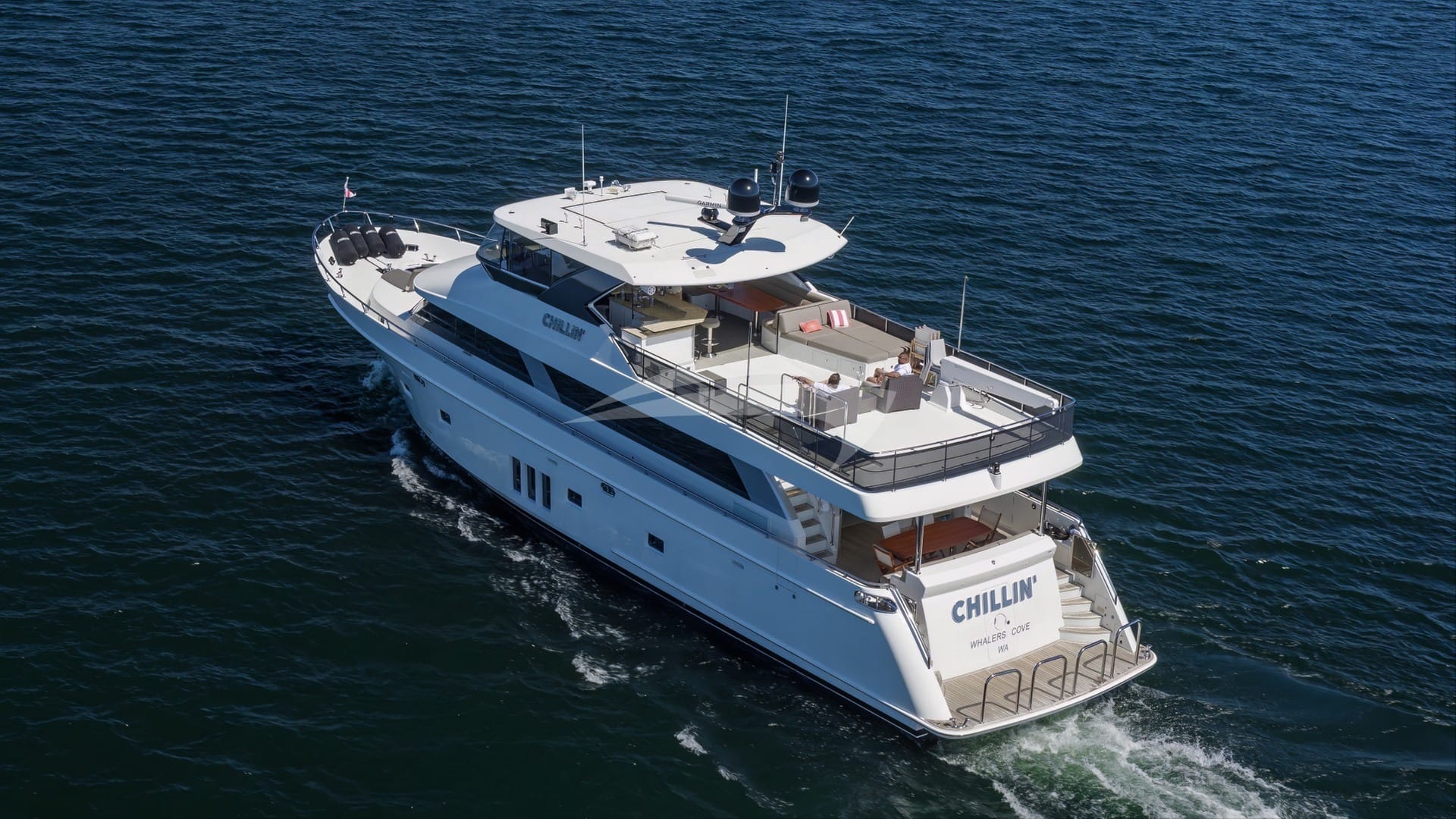 Massive flybridge to enjoy