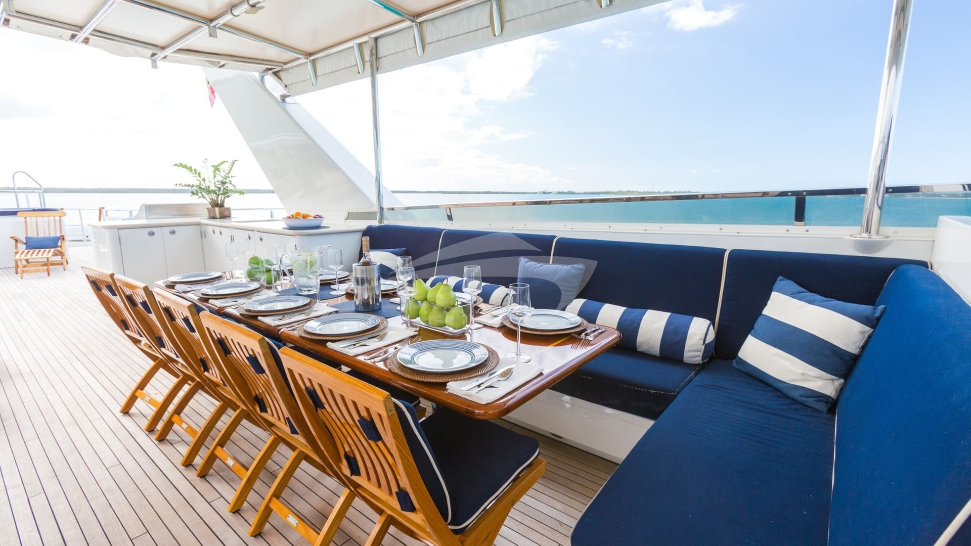 Flybridge Alfresco Dining