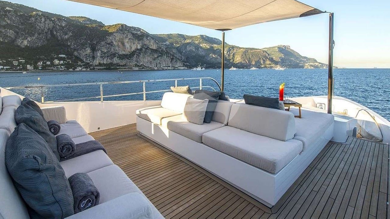 Foredeck Lounge Area