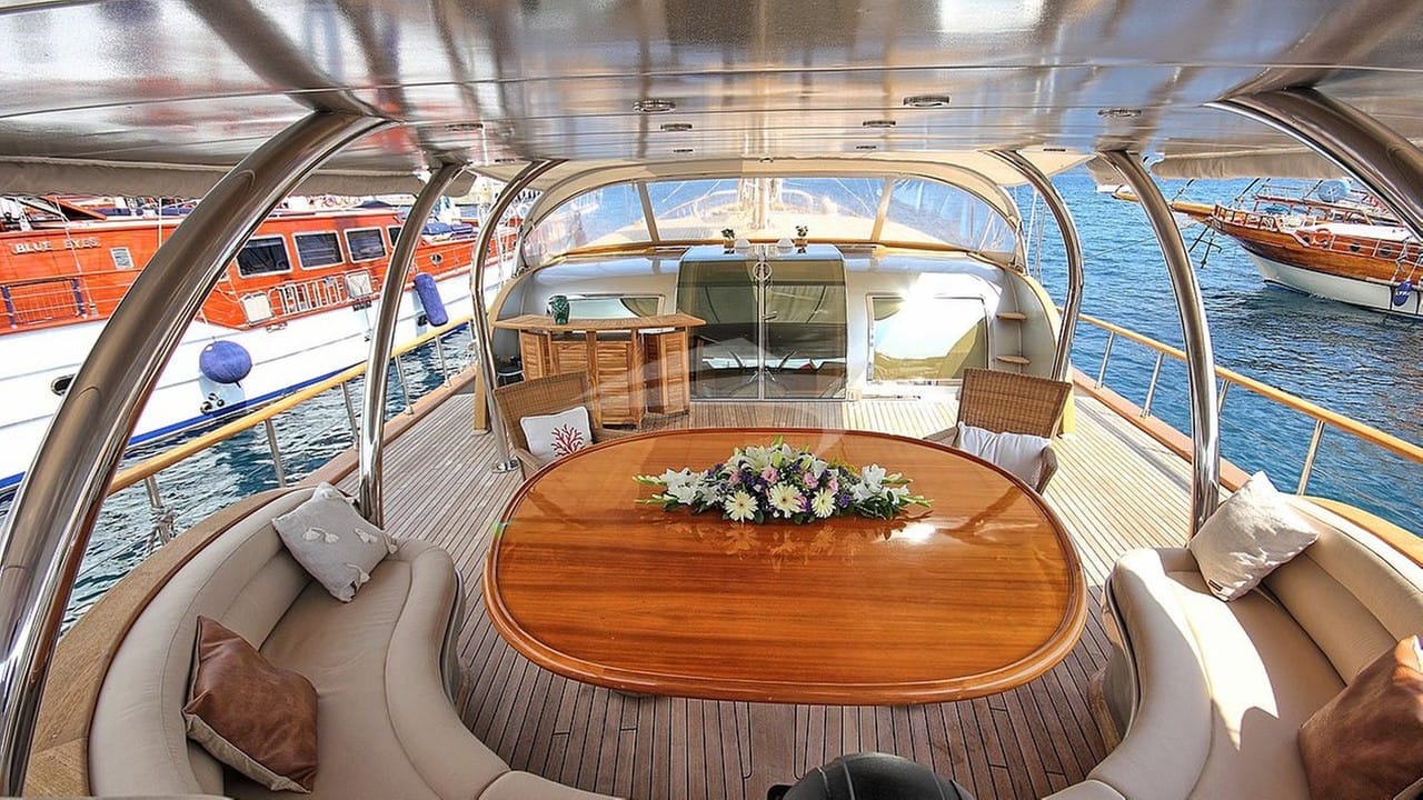 AFT Deck - Dining Area