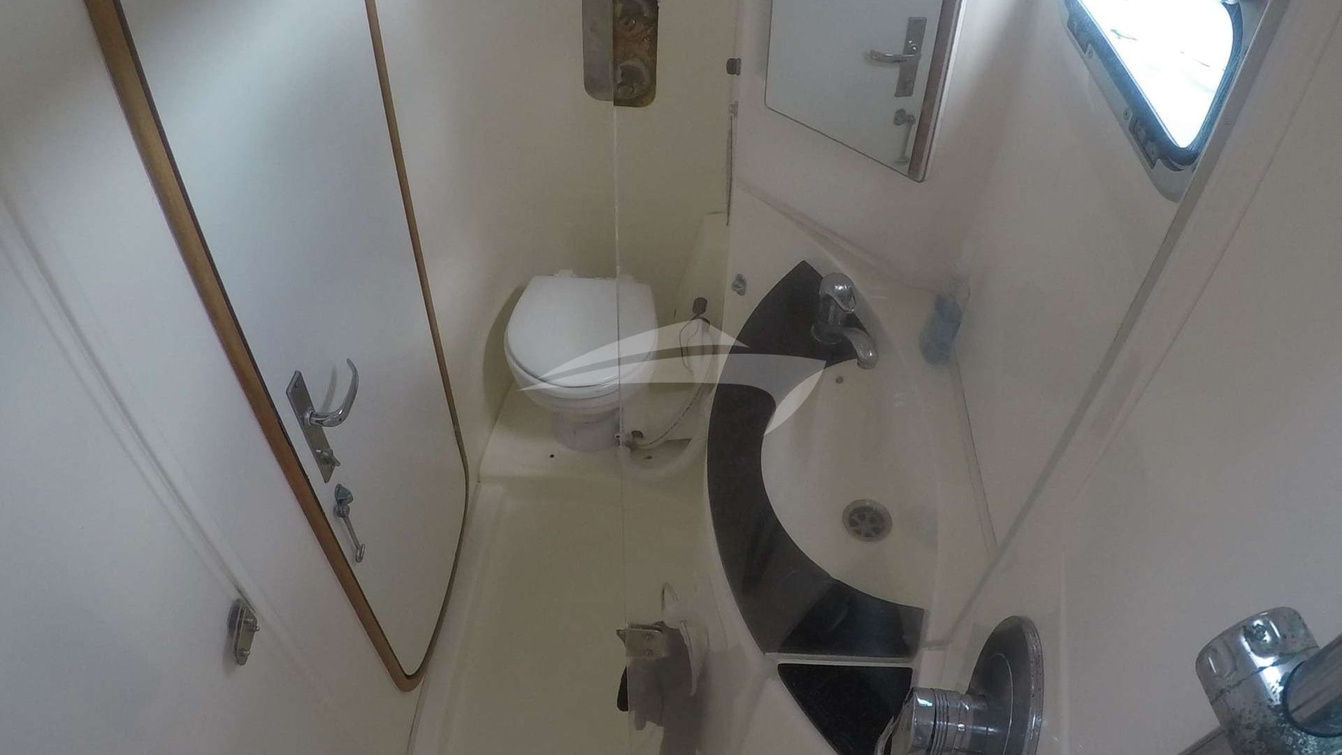 Guest head with dry shower stall