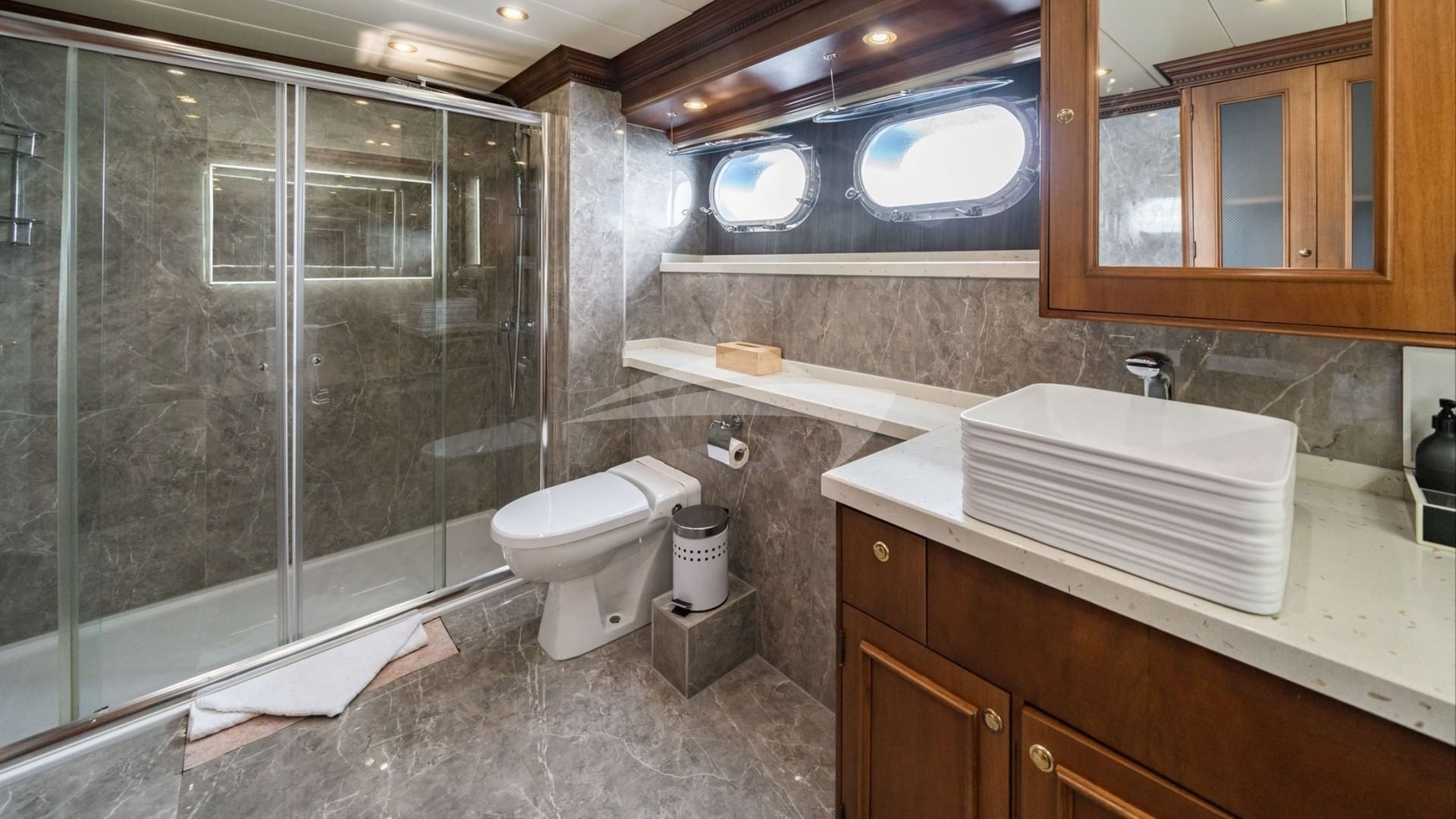 Guest Bathroom 2 - Lower Deck