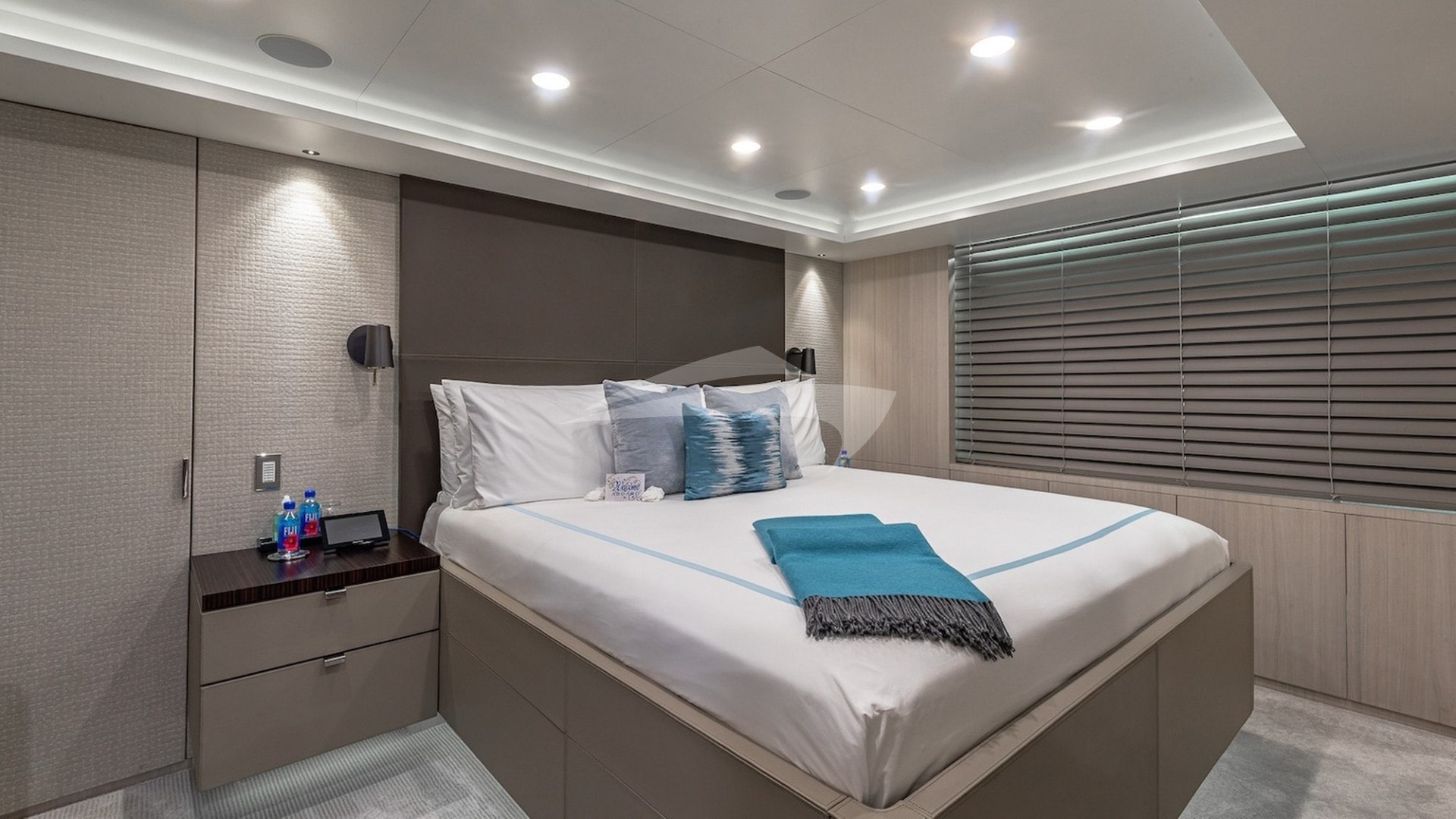 Lower deck double cabin