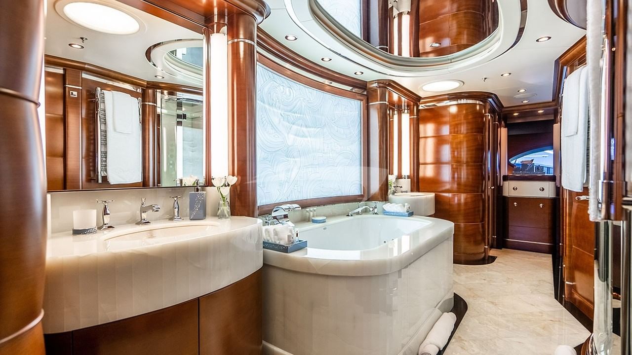 MAIN DECK MASTER ENSUITE