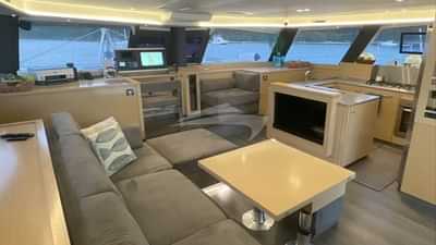Main Salon to Stbd