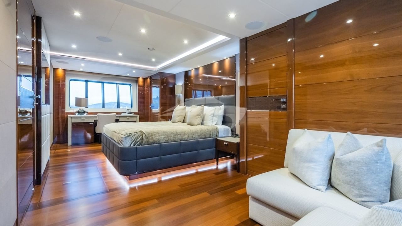 Full beam VIP stateroom