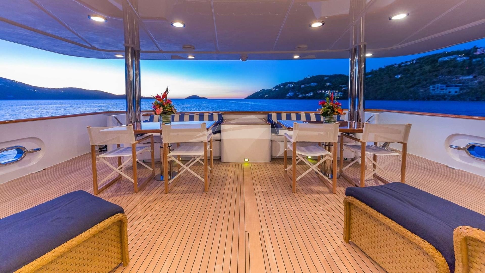 Aft deck seating